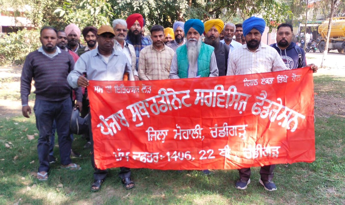 जनस्वास्थ्य अधिकारियों के दफ्तरों के सामने रैलियां निकालकर मांग पत्र दिया गया